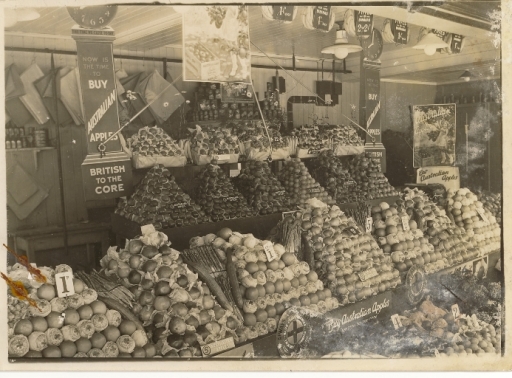 South Australian apples on sale at Ladson%u2019s Stores, Birmingham UK, June 1930.